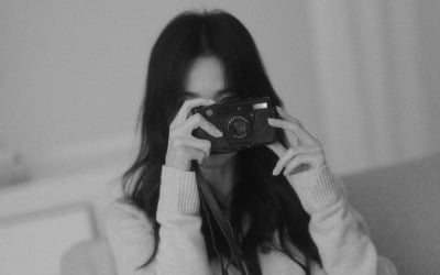 송혜교, 다리 꼬고 보란 듯 카메라…다 가려도 미녀 [TEN★]