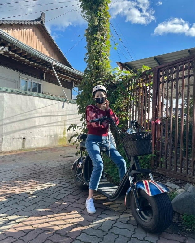 '전진♥' 류이서, 부부 여행 중 전동스쿠터에 신난 전직 승무원 "추천 헤헤" [TEN★]