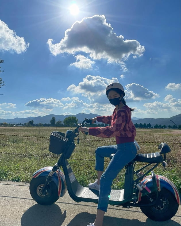 '전진♥' 류이서, 부부 여행 중 전동스쿠터에 신난 전직 승무원 "추천 헤헤" [TEN★]
