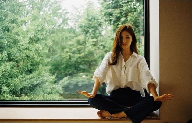 신세경, 여배우도 카페 인증샷은 필수…서촌서 "현장 사진 모음" [TEN★]