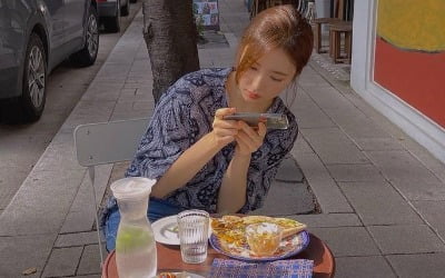 신세경, 여배우도 카페 인증샷은 필수…서촌서 "현장 사진 모음" [TEN★]