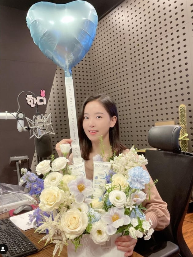 강한나, 꽃보다 빛나는 미모...라디오 DJ 몇일뒤 하차[TEN★]
