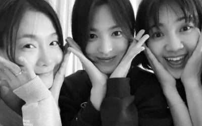 송혜교X박효주X최희서, 꽃받침→브이→입술 쪽…미녀들의 '찐우정' [TEN★]