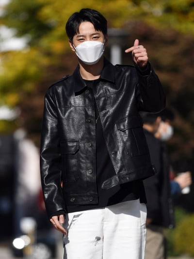 [TEN 포토] 이준영 '하트 뿌려요'
