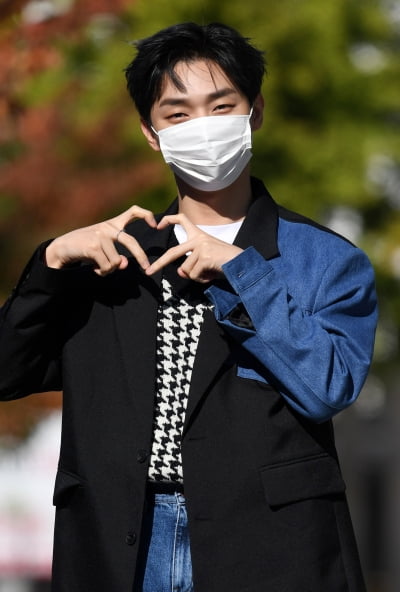 [TEN 포토] 윤지성 '하트마저 잘생김'