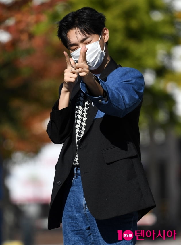 [TEN 포토] 윤지성 '사랑의 권총 빵야~'
