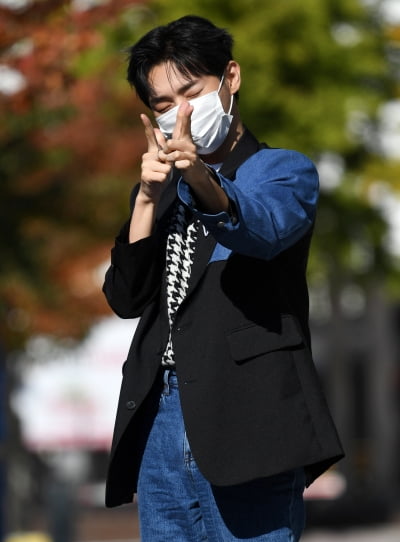 [TEN 포토] 윤지성 '사랑의 권총 빵야~'