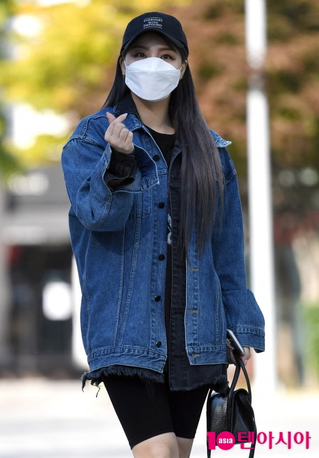 [TEN 포토] 에일리 '시크한 하트'