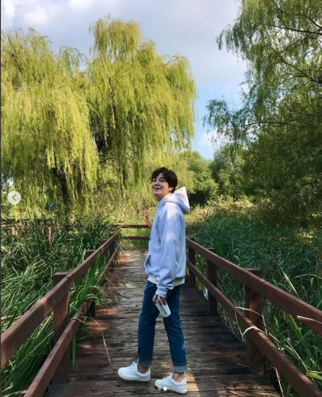 장근석, 산책길 밝히는 아시아프린스...멋진 미소[TEN★]