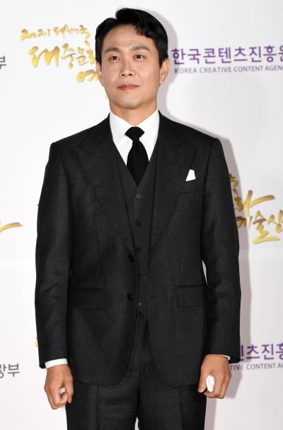 [TEN 포토] 오정세 '데뷔 25년차 수줍은 포토타임'