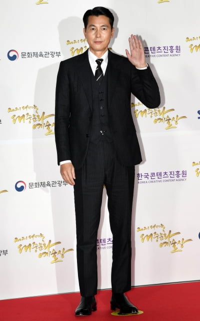 [TEN 포토] 정우성 '스윗한 인사'