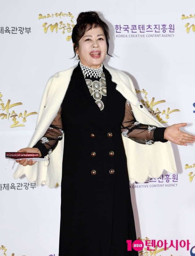 [TEN 포토]대한가수협회 회장 이자연 '이장희 선배 응원 왔어요'