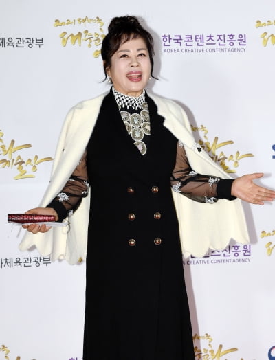 [TEN 포토]대한가수협회 회장 이자연 '이장희 선배 응원 왔어요'