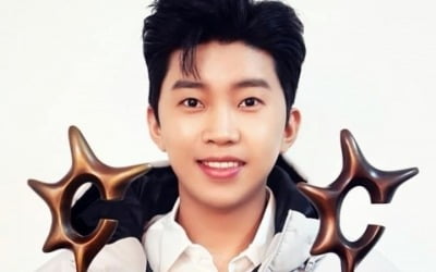 '2년 연속 브랜드 대상' 임영웅, 양손에 트로피 들고 웃음꽃 '활짝' [TEN★]