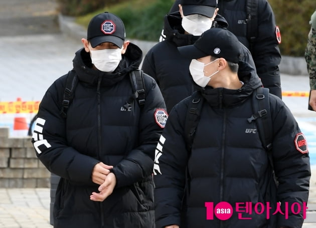 [TEN 포토] 엑소 찬열 '동료와 즐거운 대화'