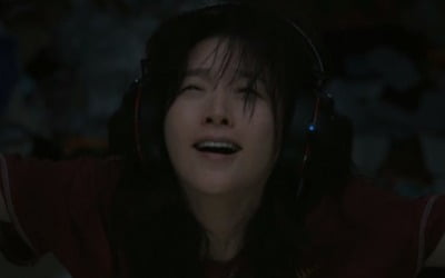 '구경이' 이영애 첫 등장, 바퀴벌레 집에서 '게임 몰입'