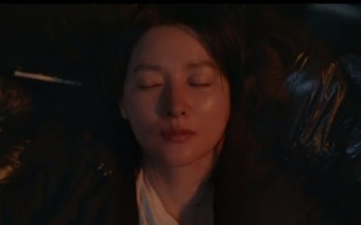'구경이' 이영애, 쓰레기차로 추락 "네가 봐도 쓰레기지?"