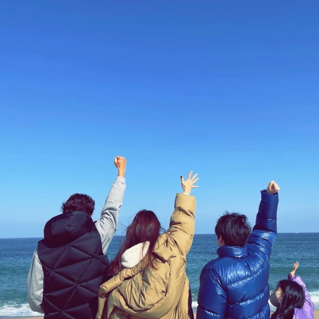 장동건♥고소영, 뒷모습마저 똑 닮은 아들·딸과 여행 "또 하나의 추억" [TEN★]