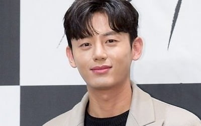 [종합] "이지훈 갑질은 오해? 친구 협박 거들고 탈의 소동까지 벌였다"