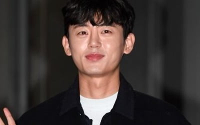 [종합] "CCTV 확인했다"…'갑질 논란' 이지훈 지인 "폭력·욕설 無, 유튜버 고소 예정"