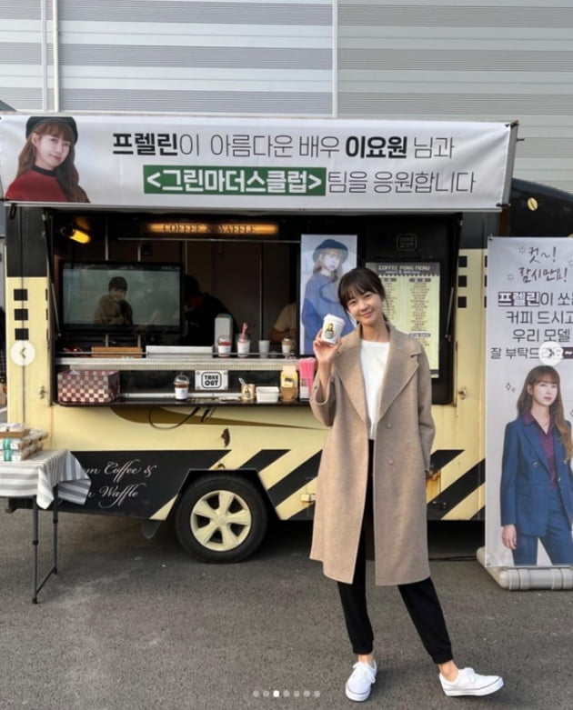 이요원, 커피차 인증 환한 미소...감사합니다[TEN★]