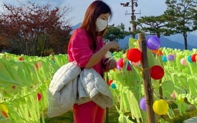 '한재석♥' 박솔미, 사찰의 고요 깨뜨리는 '핫핑크룩'…소원 종이는 신중하게 [TEN★]