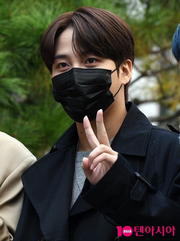 [TEN 포토] 에이티즈 종호 '애교 넘치는 브이~'