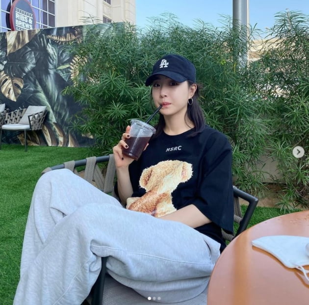 브레이브걸스 유나, 두바이에서도 포기 못하는 아이스 아메리카노[TEN★]