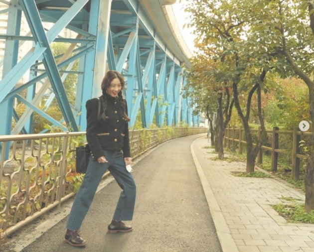 정려원, 가을에 깨어난 소녀감성...산책은 즐거워~[TEN★]