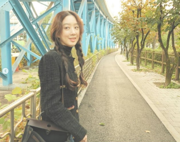 정려원, 가을에 깨어난 소녀감성...산책은 즐거워~[TEN★]