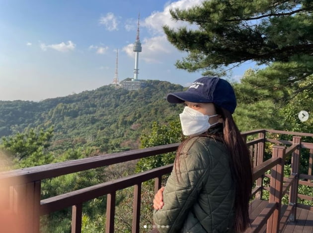 크리스탈, 가을햇살에 더해진 이쁨...아빠와 데이트중[TEN★]