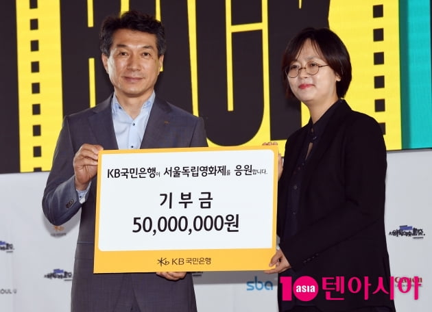 [TEN 포토] 성채현 부행장-김동현 위원장 'KB국민은행이 서울국제영화제를 응원합니다'