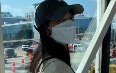 '김우빈♥' 신민아, 모자 상표 "달고 다녔어"…뒤늦게 알고 멋쩍은 눈웃음 [TEN★]