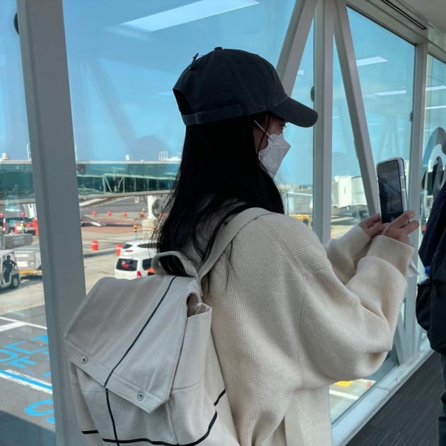 '김우빈♥' 신민아, 모자 상표 "달고 다녔어"…뒤늦게 알고 멋쩍은 눈웃음 [TEN★]