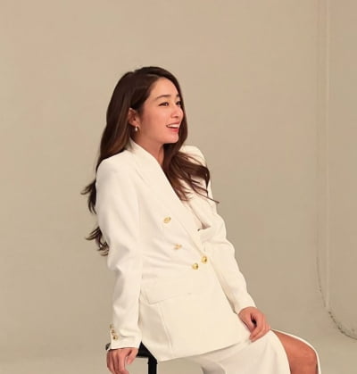 '이병헌♥' 이민정, 꽃미소 속에 아찔한 옆트임 치마...은근히 섹시美[TEN★]