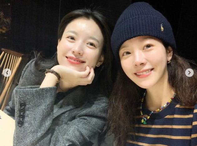 한효주, 한지민 언니 생일 축하해요...파티는 즐거워[TEN★]