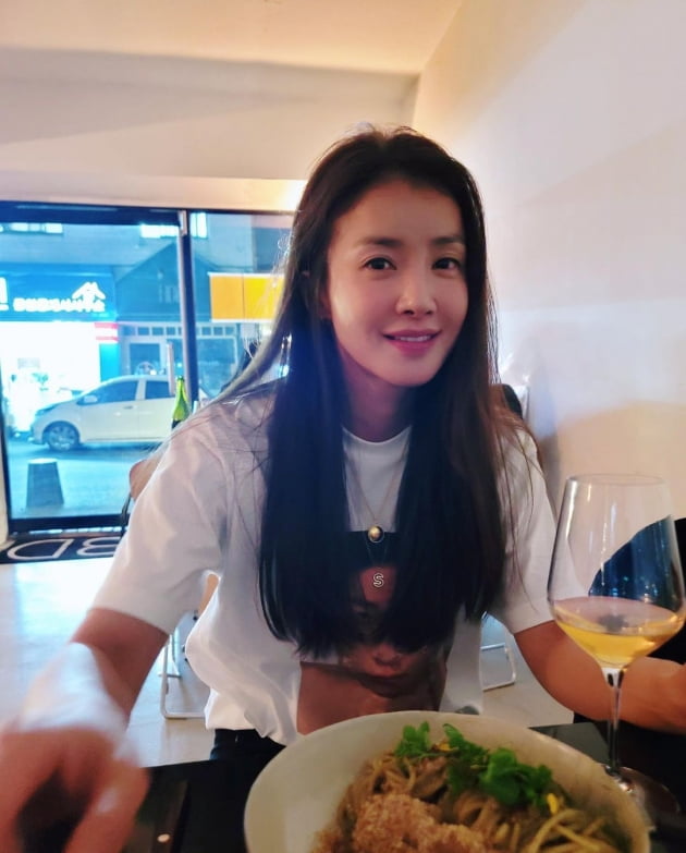 '사업가♥' 이시영, 성수동 맛집에서 유세윤과 밥 떠먹여주는 사이 "한 잔 하세요" [TEN★]