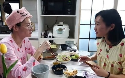모니카X립제이, 딸기 파자마+생얼…"센캐로 보이지만" 반전 일상 ('전참시')