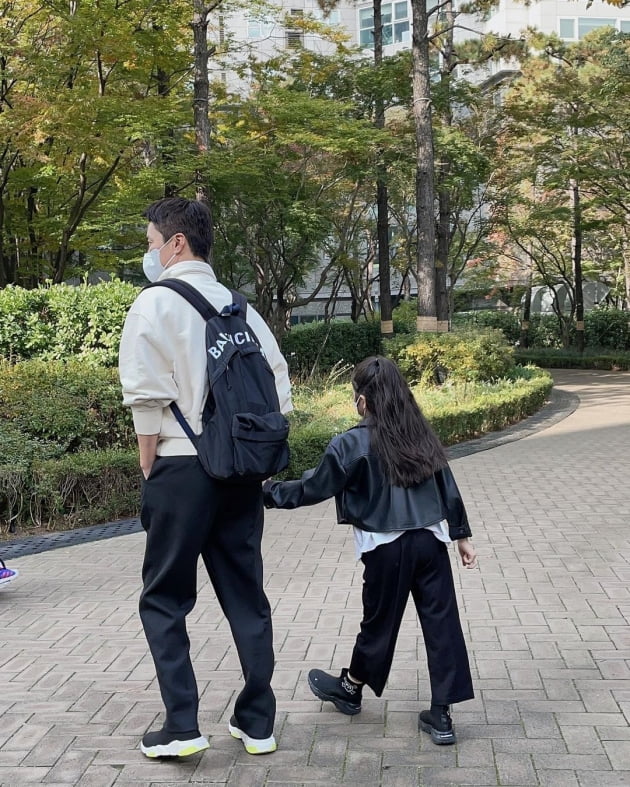 소이현, ♥인교진과 딸의 달달한 "데이트 현장" 포착…손 꼭잡은 부녀 [TEN★]