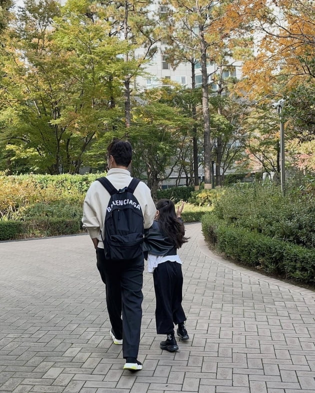소이현, ♥인교진과 딸의 달달한 "데이트 현장" 포착…손 꼭잡은 부녀 [TEN★]