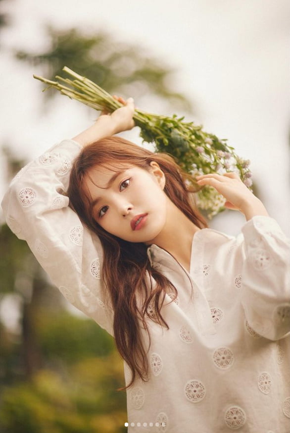 "우산 쓰지마 꽃에 물 줘야 해"…신세경, 미모 성수기[TEN★]