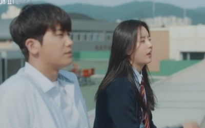 '해피니스' 한효주X박형식 첫 등장…옥상 아래로 떨어져 "사귈래?"