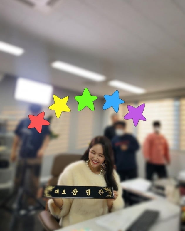 '♥한방병원장 사모님' 장영란, 대표 됐네…명패 들고 눈웃음 [TEN★]