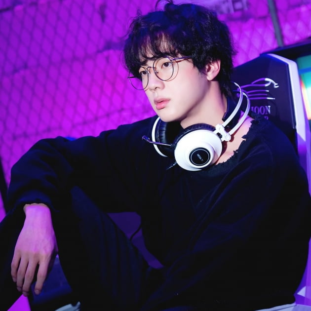 방탄소년단 진, 섹시한 천재해커로 완벽 변신