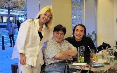 방시혁, 휠체어 타고 카페 탐방…요니P "밥 잘 사주는 오빠" 자랑 [TEN★]