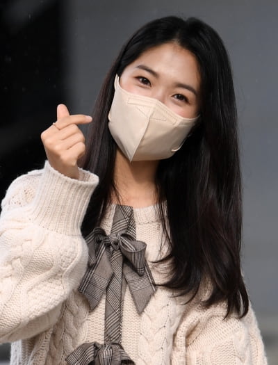 [TEN 포토] 김혜윤 '여우비 사이 빛나는 하트'