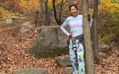 '윤종신♥' 전미라가 긴 건지, 나무가 큰 건지…착시 불러오는 8등신 [TEN★]