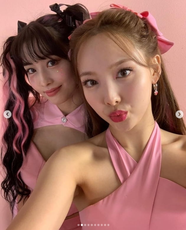 트와이스 나연X모모, 오늘 비온대 우산쓰지마 꽃에 물줘야해...미모 성수기[TEN★]