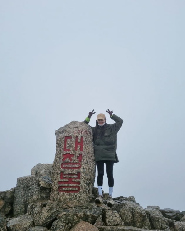 '강타♥' 정유미, "죽다 살았어" 1708m 설악산 대청봉 정복한 강철 체력 [TEN★]