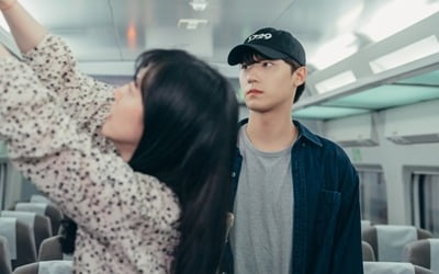 임수정X이도현, 기차 안 첫만남…묘한 분위기 ('멜랑꼴리아')
